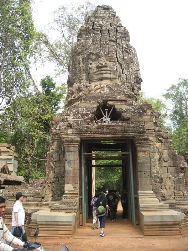 Ta Prohm (Ancêtre Brahma),le temple envahi par la jungle.